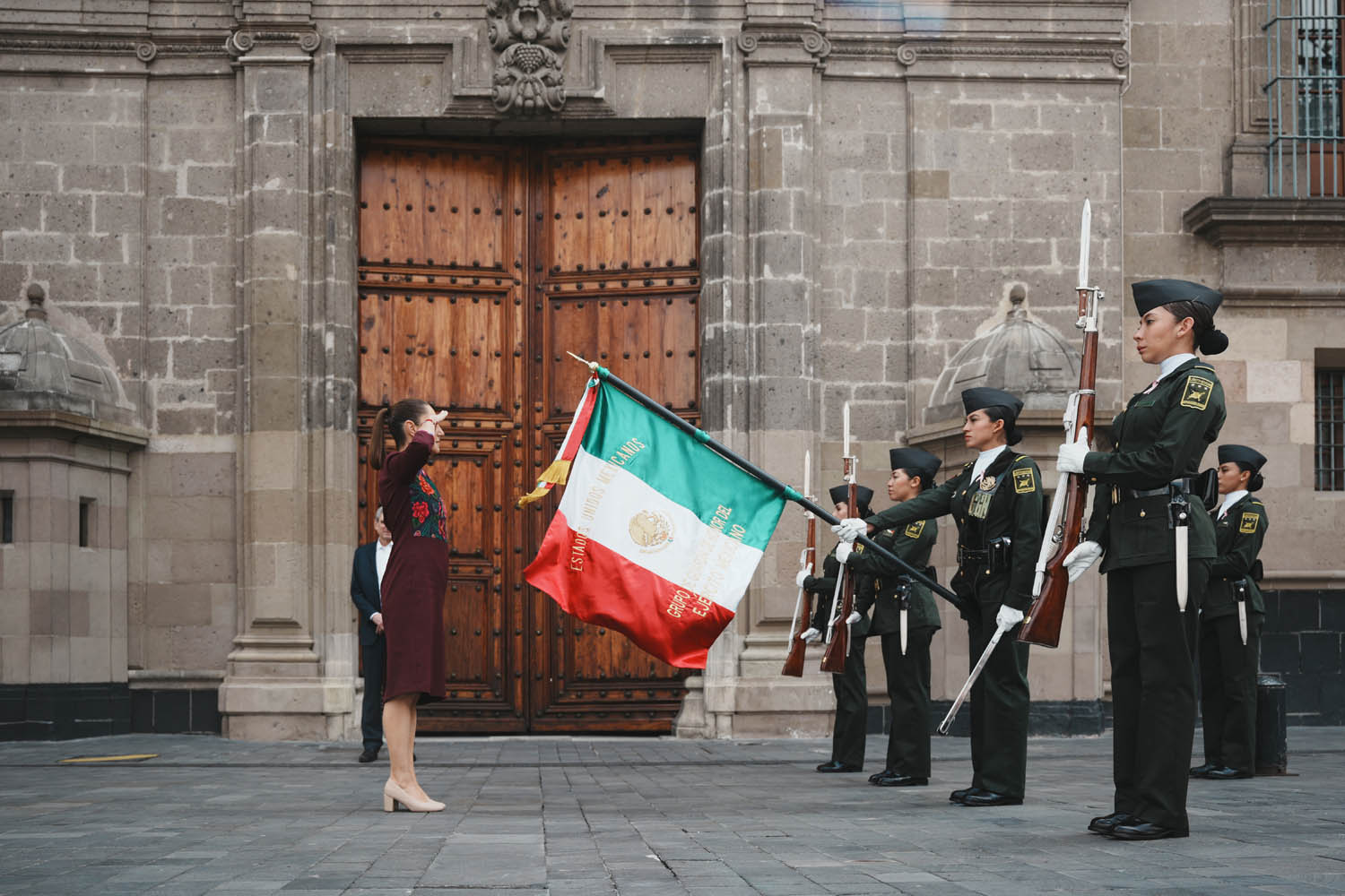 “claudia sheinbaum llena el zócalo: 400 mil personas acompañan el cierre de su gira nacional con el mensaje ‘vamos por el camino correcto’” la revista del sureste mx 557713906 1136822085297465 7791491667874845656 N