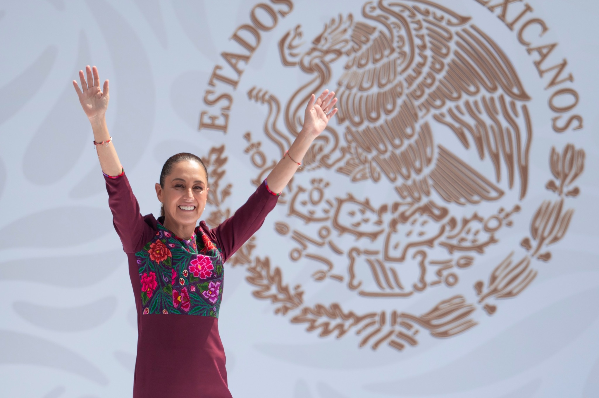 “claudia sheinbaum llena el zócalo: 400 mil personas acompañan el cierre de su gira nacional con el mensaje ‘vamos por el camino correcto’” la revista del sureste mx 558153961 1136821825297491 3547335163971078076 N