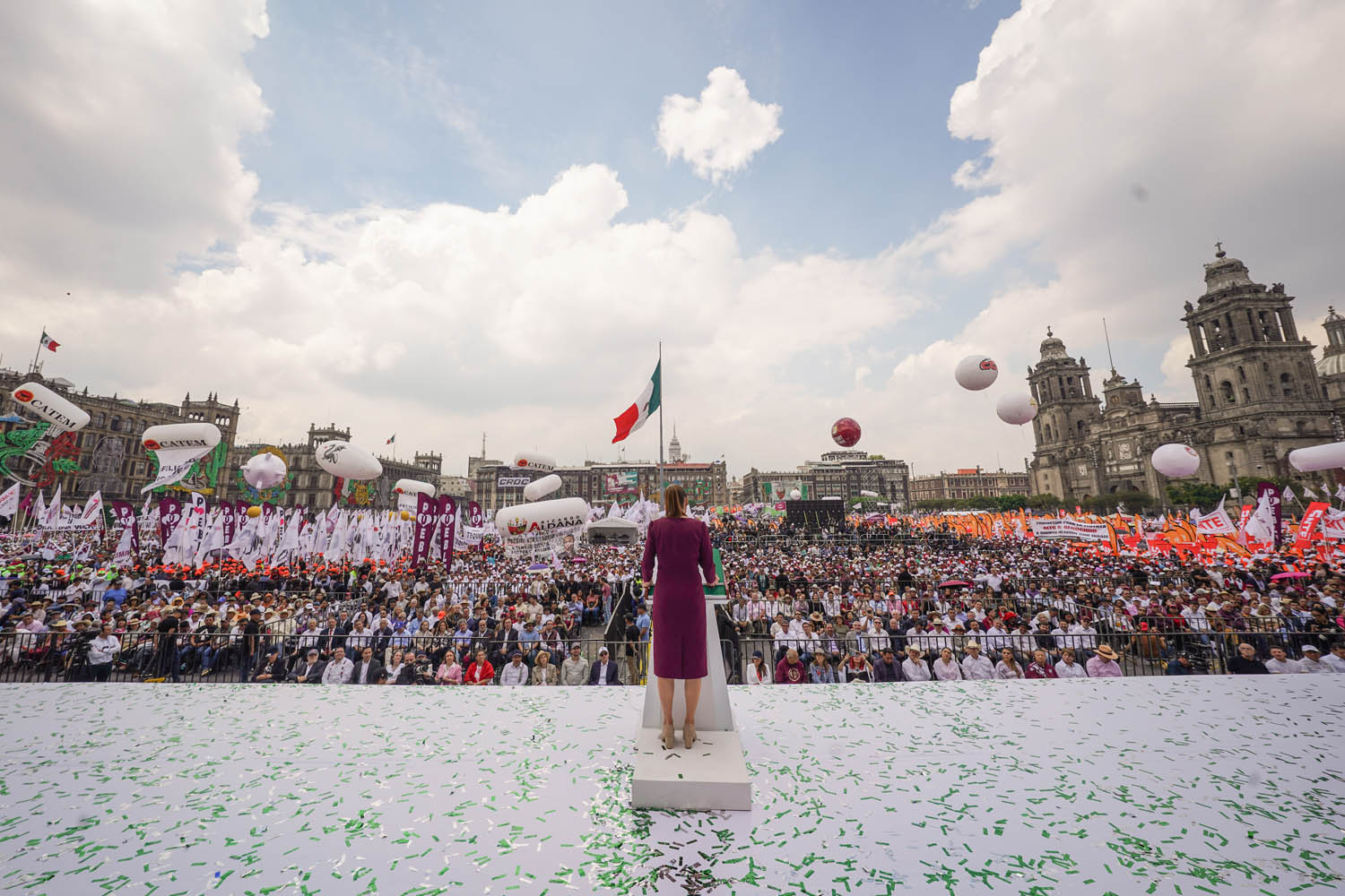 “claudia sheinbaum llena el zócalo: 400 mil personas acompañan el cierre de su gira nacional con el mensaje ‘vamos por el camino correcto’” la revista del sureste mx 561301375 1136822171964123 8679835177398490496 N