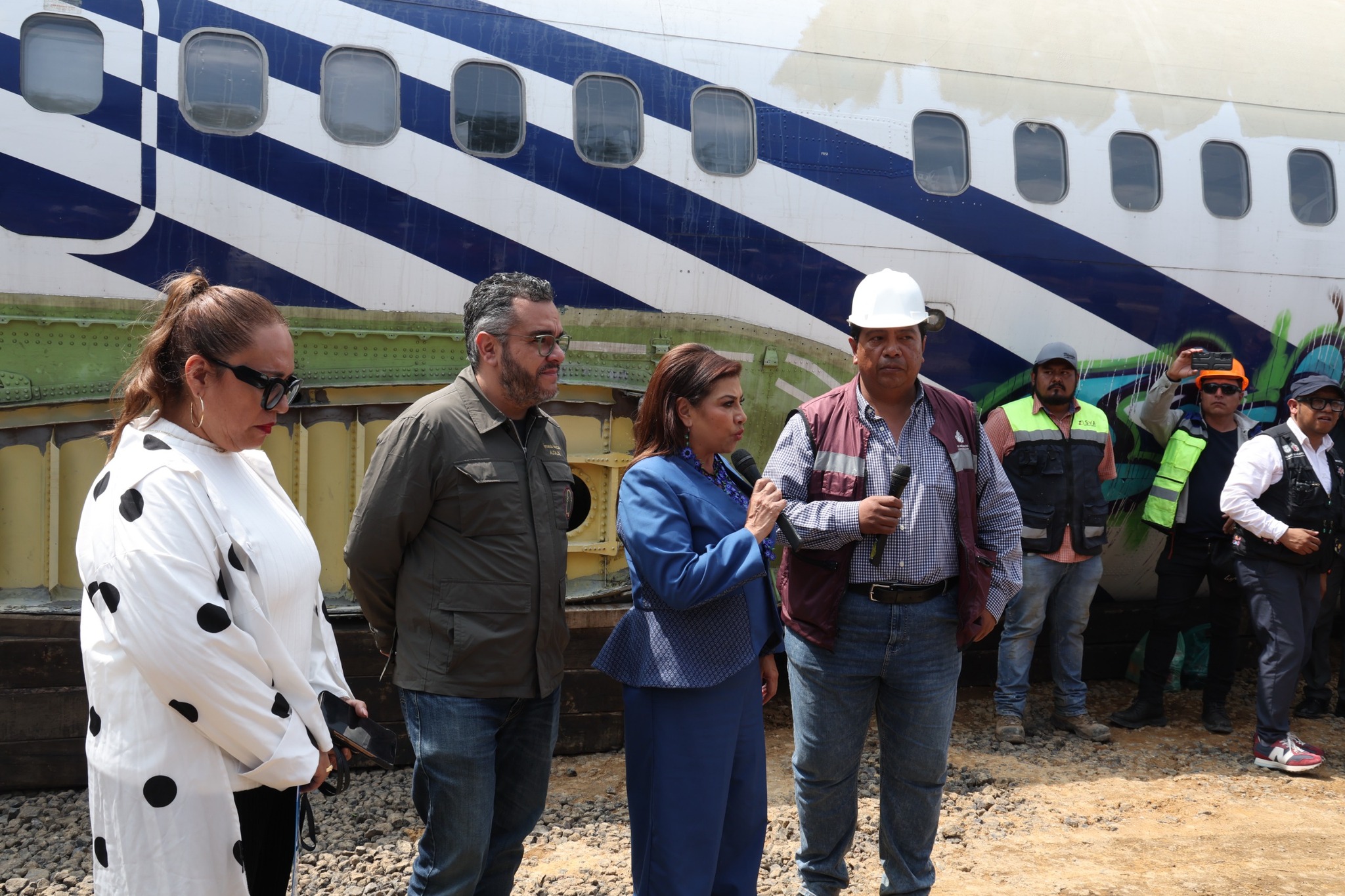 Clara Brugada visita la Utopía en La Magdalena Contreras y celebra la llegada del Avión Biblioteca