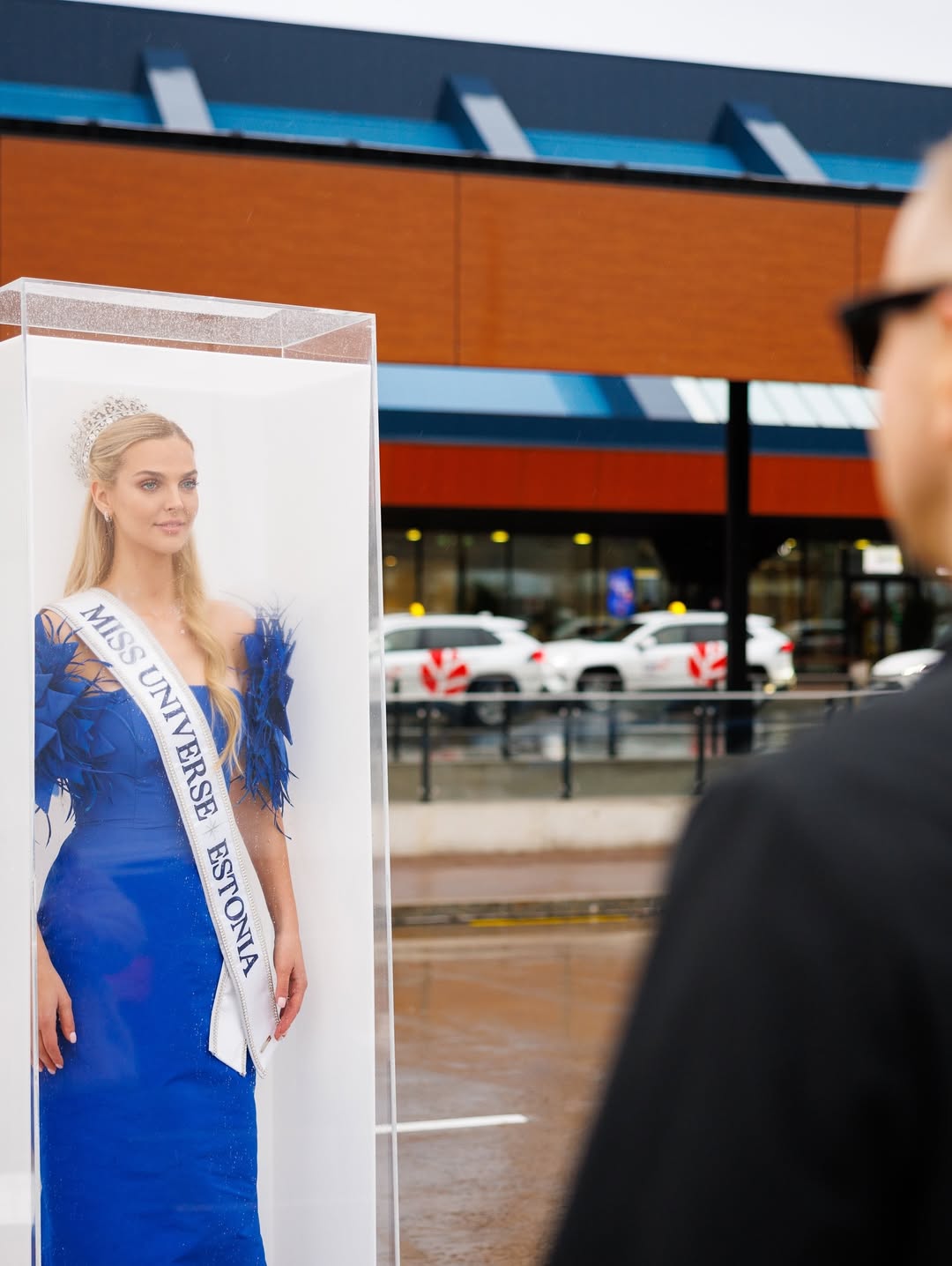 Someone Please Call Dhl — Miss Universe Is About To Receive Its Most Iconic Package Straight Fro 5