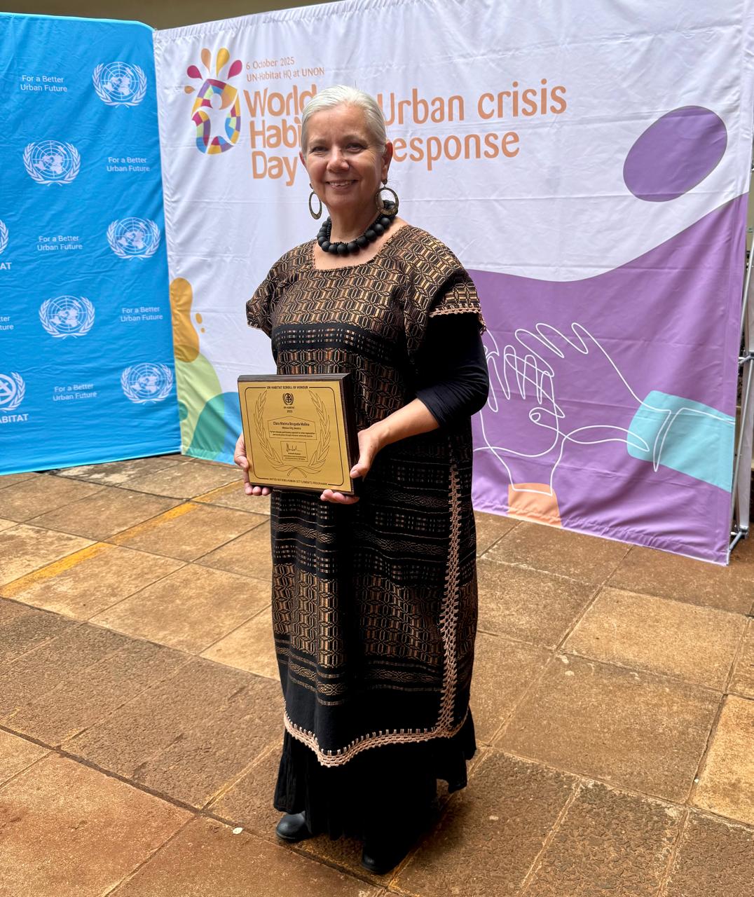Clara brugada recibe el pergamino de honor de onu-hábitat 2025 por su modelo de ciudad justa y humana la revista del sureste mx Whatsapp Image 2025 10 10 At 2.43.31 Pm 2
