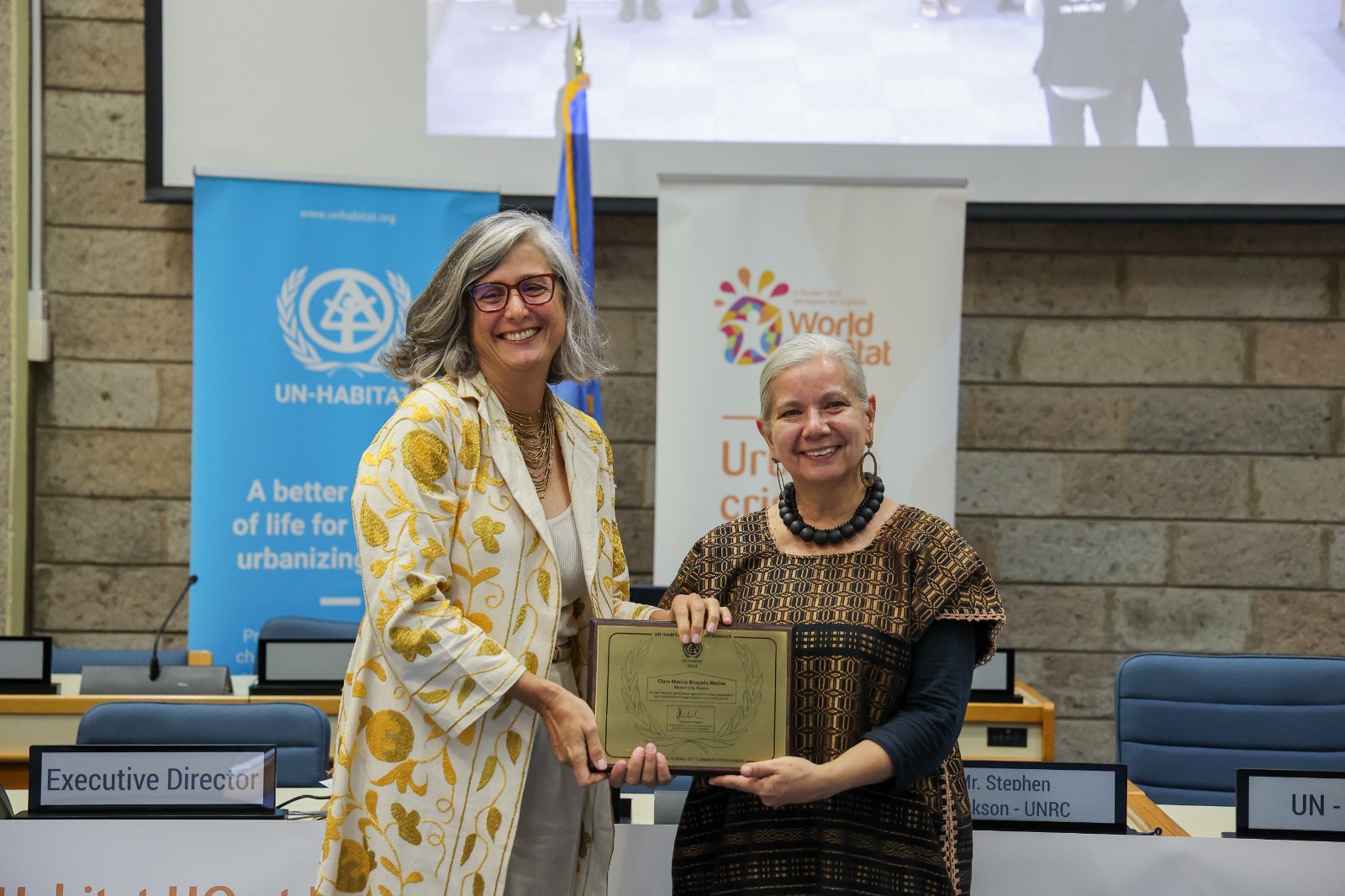 Clara brugada recibe el pergamino de honor de onu-hábitat 2025 por su modelo de ciudad justa y humana la revista del sureste mx Whatsapp Image 2025 10 10 At 2.43.31 Pm 3