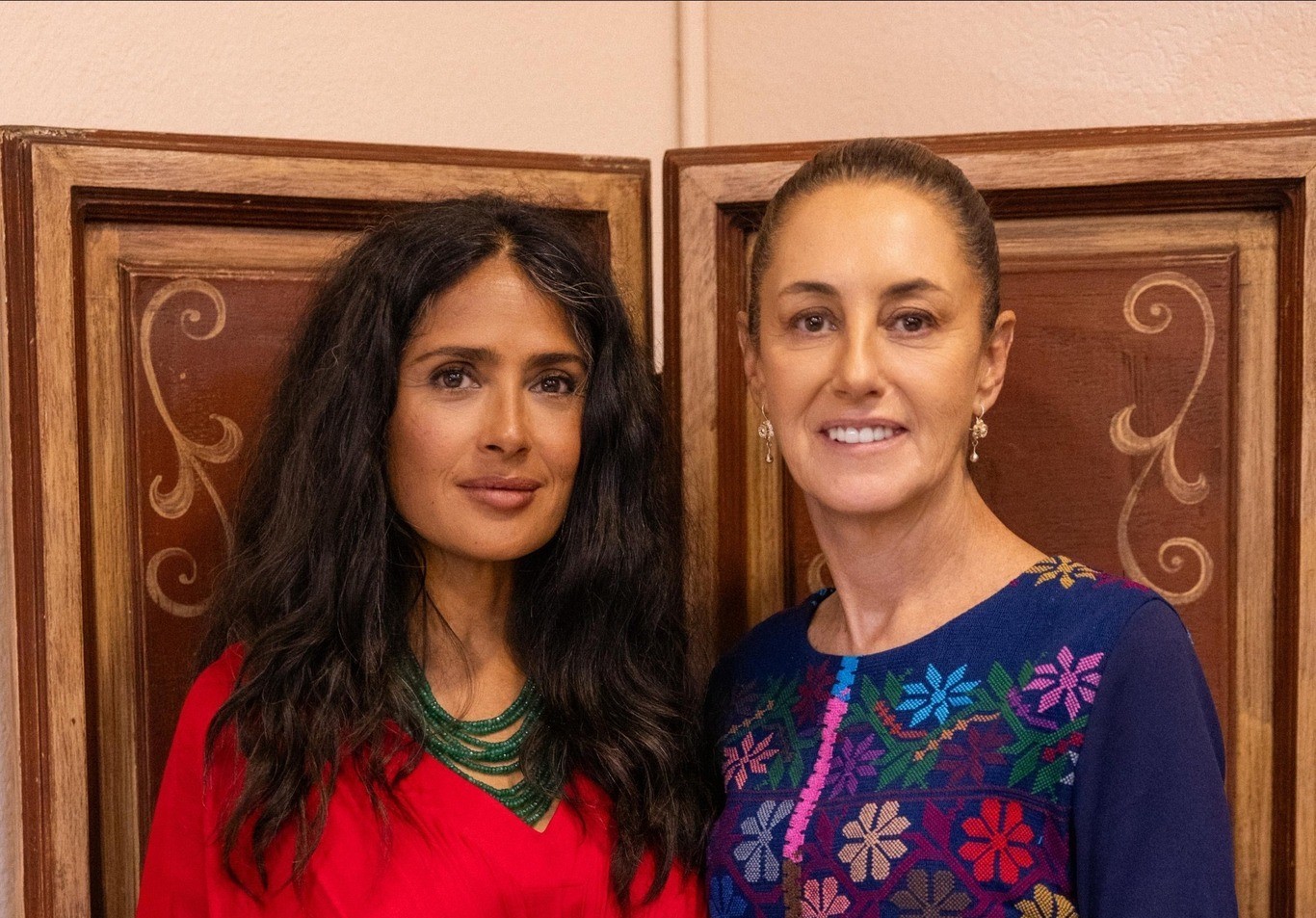 Claudia Sheinbaum Y Salma Hayek Protagonizan Un Emotivo Encuentro Que Celebra El Poder De Las Mujeres