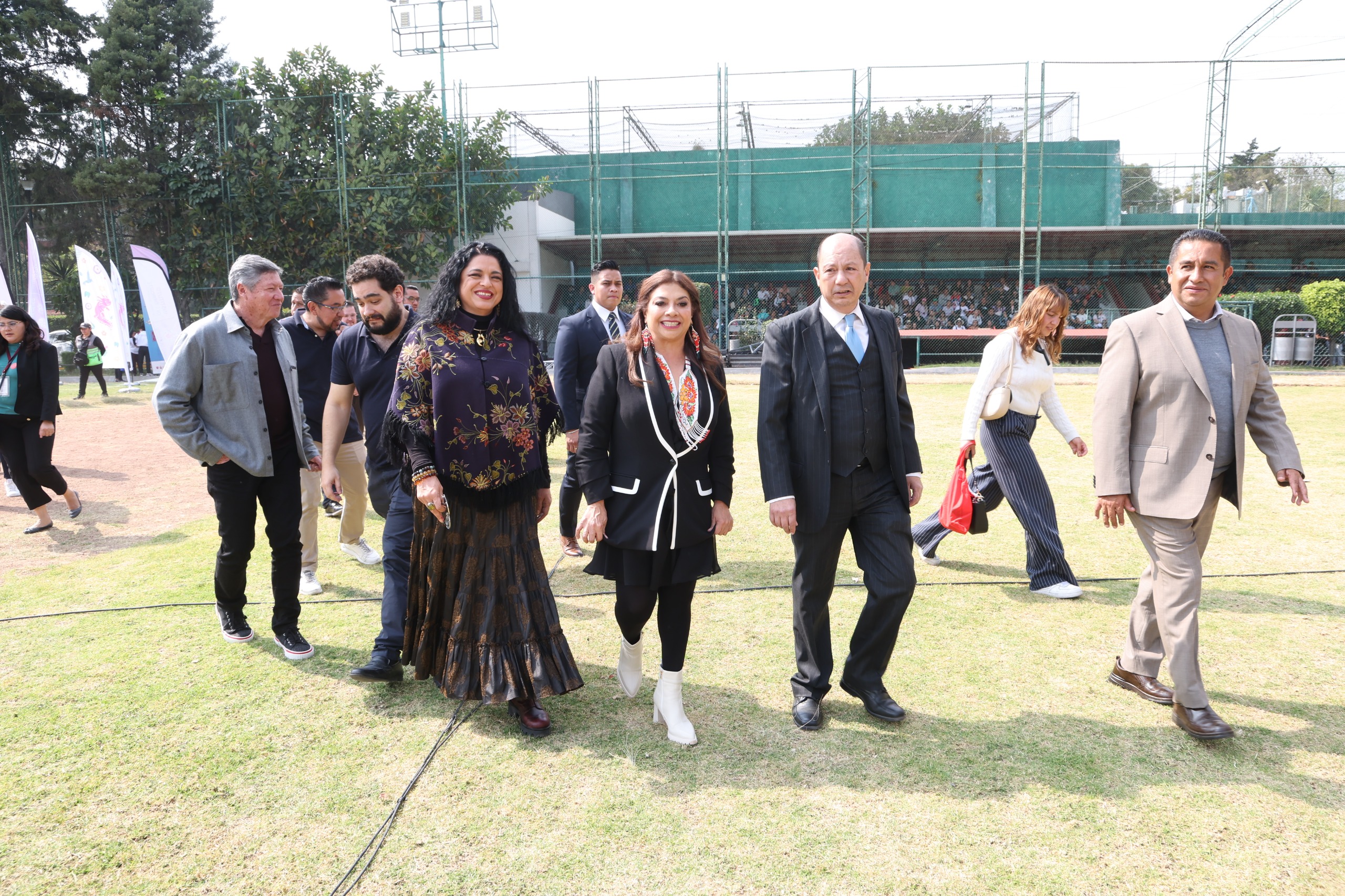 Presenta clara brugada la placa vehicular conmemorativa del mundial 2026; será opcional y de edición limitada la revista del sureste mx Whatsapp Image 2025 12 11 At 10.20.55 Am