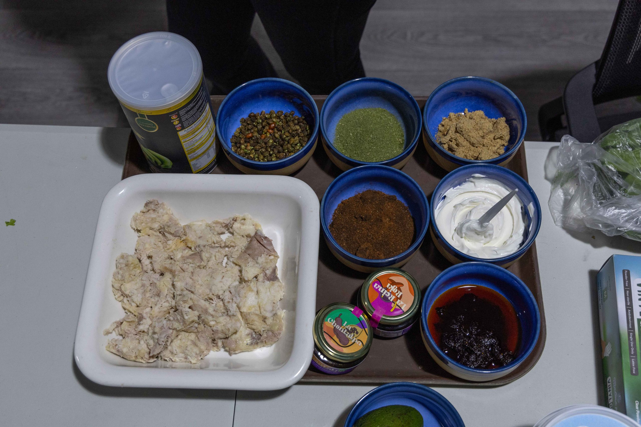Hito histórico: lupita vidal conquista qatar con la cocina de tabasco la revista del sureste mx Primer Plano De Ingredientes Típicos De Tabasco Organizados Para Una Demostración Culinaria En Qatar: Se Observa Carne De Pejelagarto, Cacao, Salsas Artesanales Y Cuencos Con Polvos Tradicionales Del Trópico Mexicano.