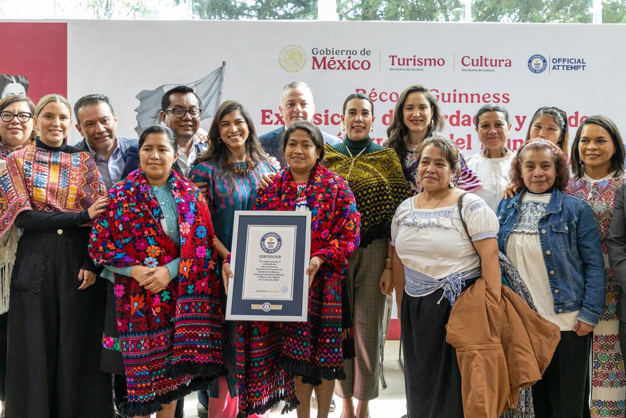 México borda su nombre en la historia: Artesanas y artesanos logran Récord Guinness con la exposición textil más grande del mundo