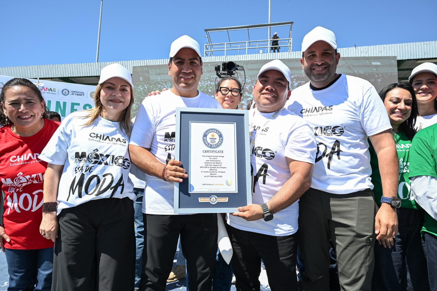 Chiapas Logra El Guinness World Record Con La Camiseta Humana De Futbol Mas Grande Del Mundo