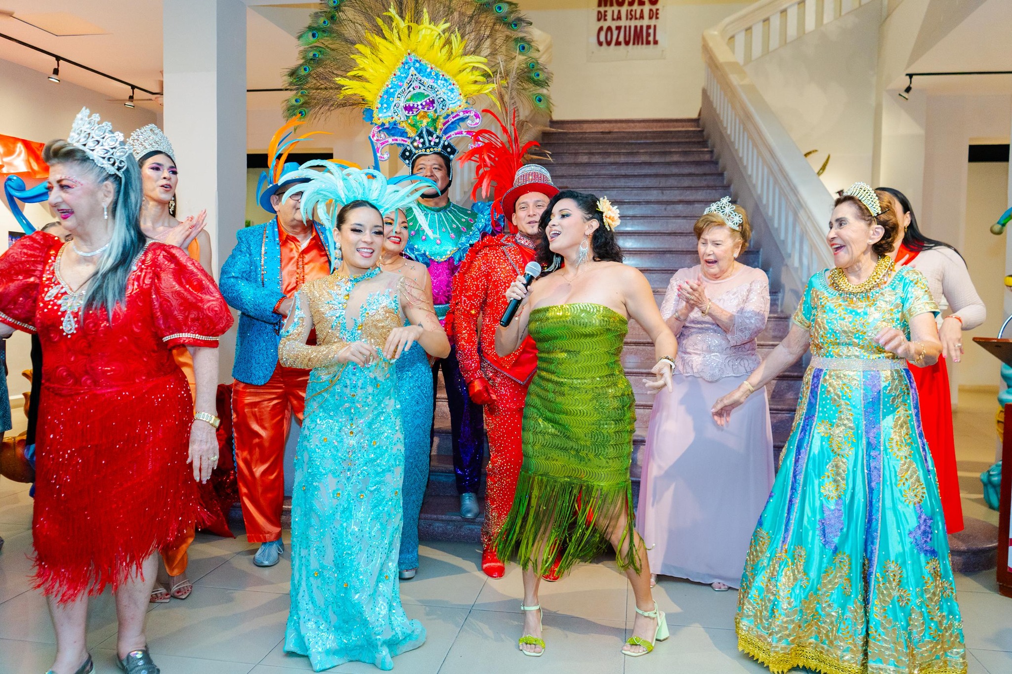 Cozumel inicia la ruta al carnaval 2026: un tributo a la memoria, el brillo y la voz de la fiesta la revista del sureste mx Cozumel Enciende Su Historia La Fpmc Inaugura La Cartelera Del Carnaval 2026 Con Un Emotivo Tributo Al Sr. Espectaculo