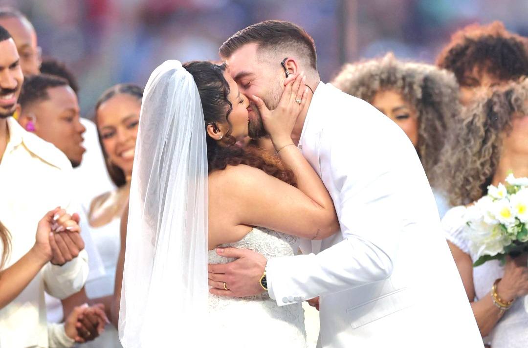 El Si Acepto Que Paralizo Al Mundo La Historia Real Detras De La Boda En El Show De Bad Bunny