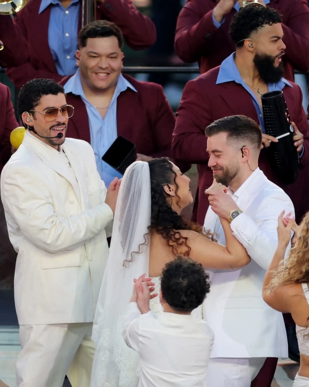 El "sí, acepto" que paralizó al mundo: la historia real detrás de la boda en el show de bad bunny la revista del sureste mx La Historia De Elly Y Tommy La Pareja Que Se Caso Legalmente En El Show De Bad Bunny