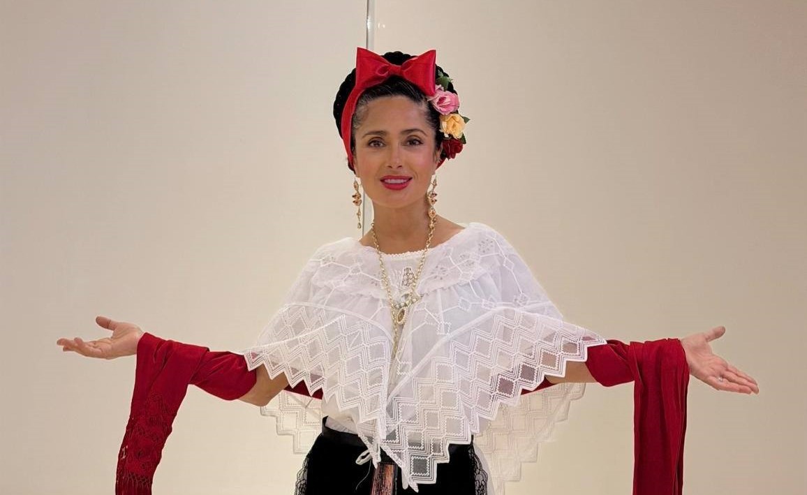 Salma Hayek Vuelve A Veracruz Vestida De Jarocha