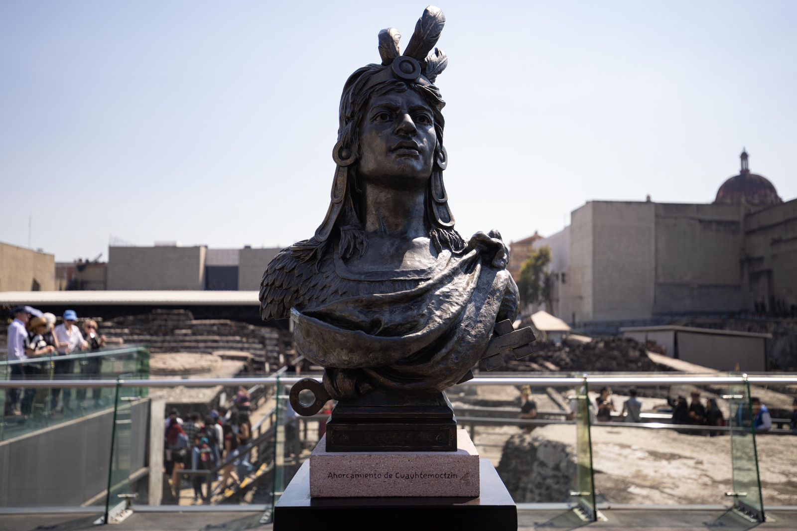 Clara Brugada Honra A Cuauhtemoc Un Busto Eterno En El Templo Mayor