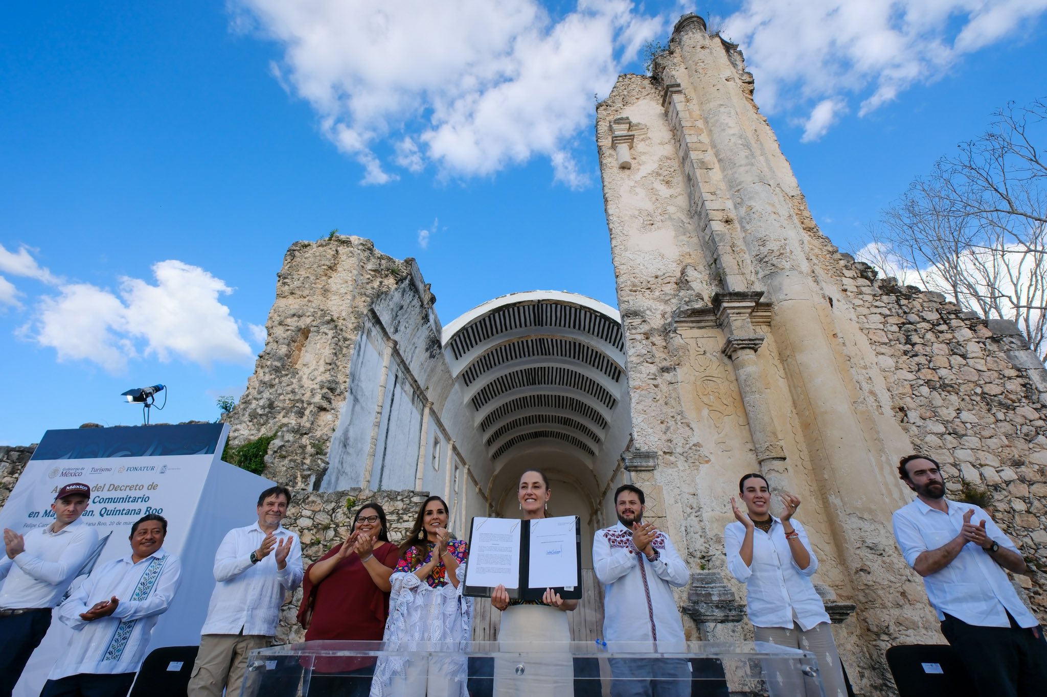 Sheinbaum decreta el turismo comunitario como prioridad nacional en quintana roo la revista del sureste mx Fotografía En Plano Abierto Que Muestra A La Presidenta De México, Claudia Sheinbaum Pardo, En El Centro De Un Presídium, Exhibiendo El Decreto Firmado Para El Fomento Del Turismo Comunitario En Quintana Roo.