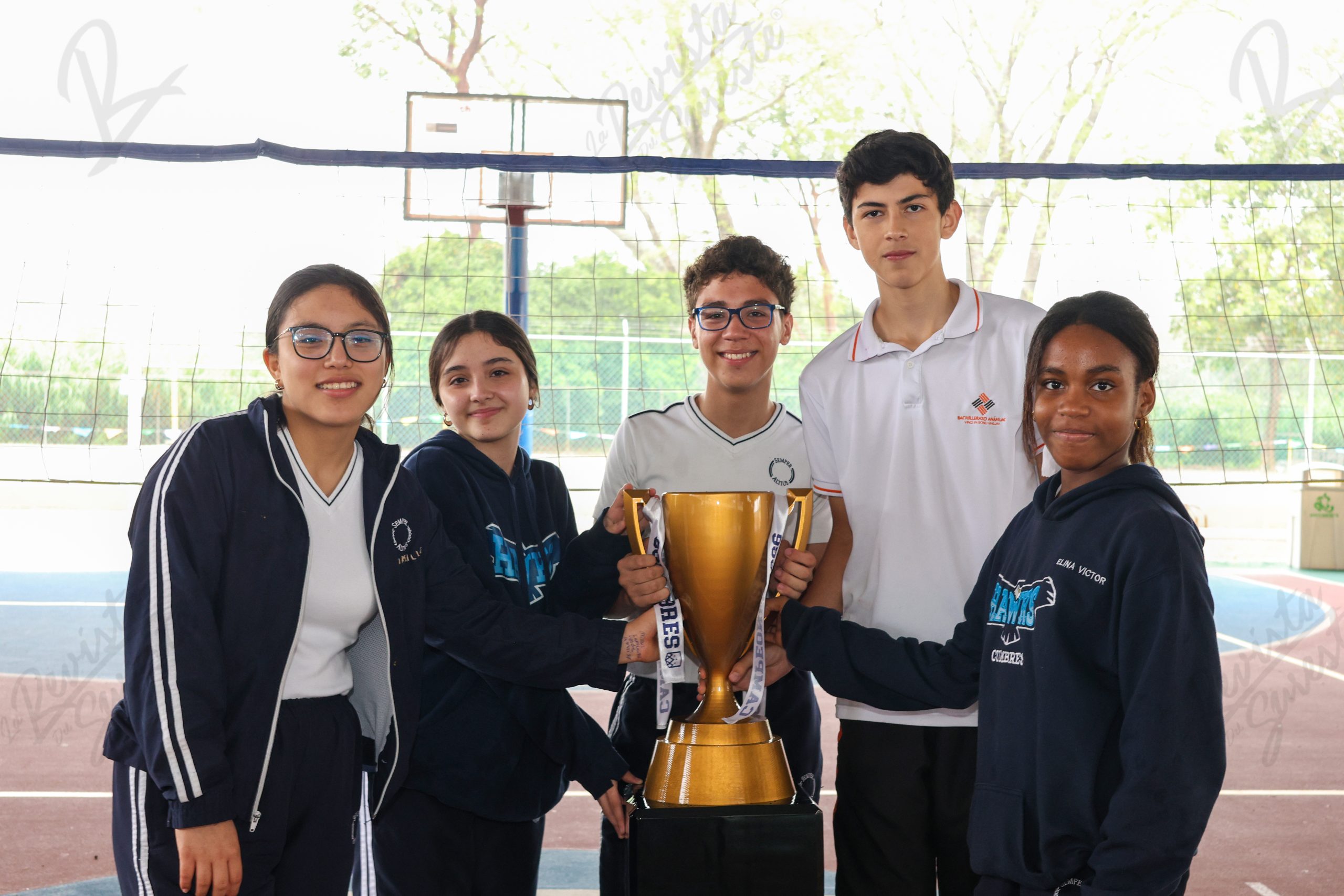 Los Jóvenes, Que Visten Uniformes Deportivos En Azul Marino Y Blanco Del Instituto Cumbres, Villahermosa Sostienen Juntos Un Gran Trofeo Dorado