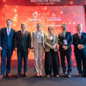 Gala guía michelin méxico 2026: fecha, sede y novedades en jalisco la revista del sureste mx Otografía De Grupo En Un Escenario Formal Con Seis Representantes De La Guía Michelin Y Canirac Posando De Pie. Detrás, Una Gran Pantalla Roja Vibrante Con Logotipos Y El Texto &Amp;Quot;Michelin Guide 2026 Mexico&Amp;Quot; Y &Amp;Quot;Canirac&Amp;Quot;, Confirmando La Alianza Para La Próxima Edición.