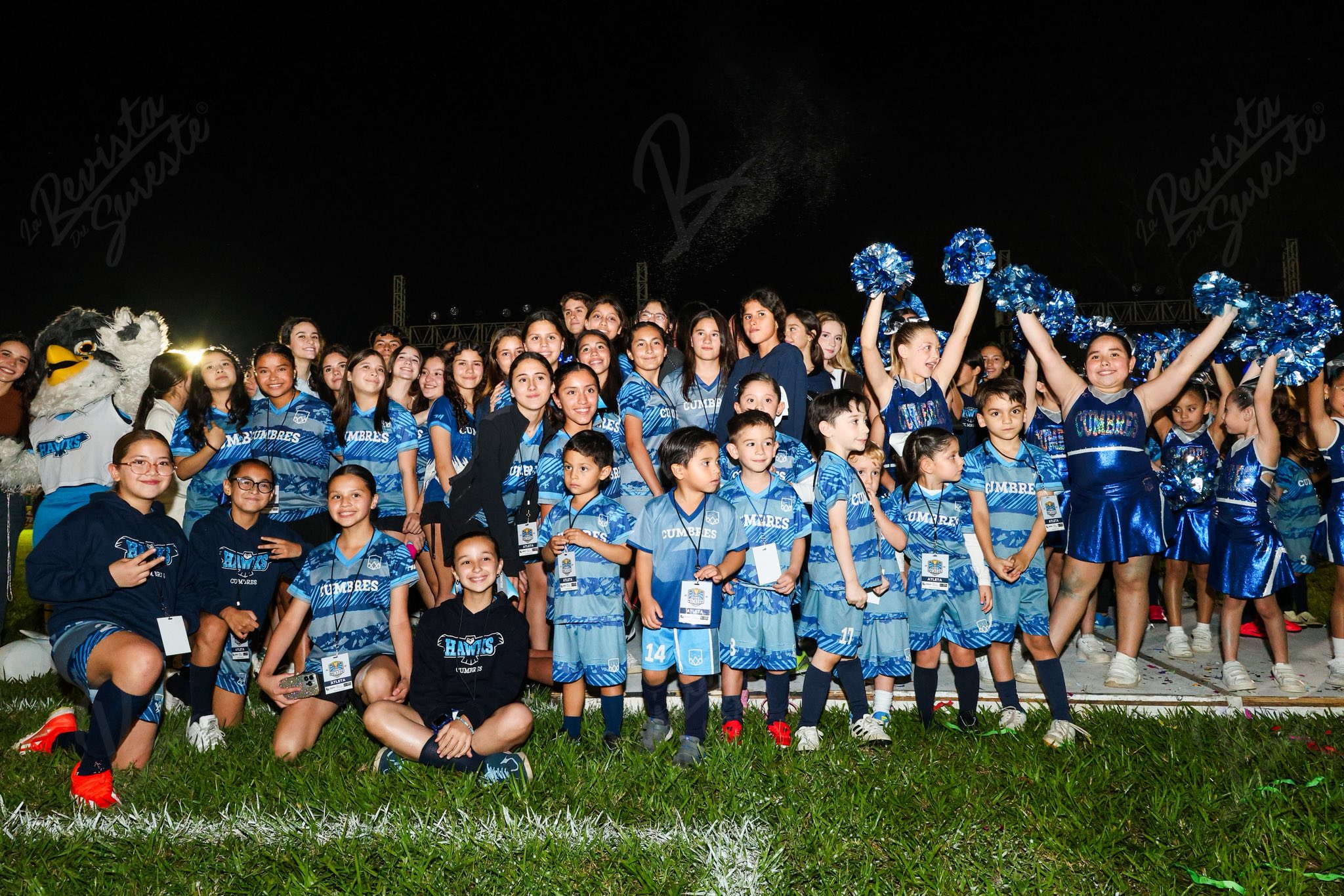 Inauguración de la copa cumbres 2026: villahermosa celebra la fiesta deportiva escolar más grande de tabasco la revista del sureste mx Fotografía Grupal Nocturna De Atletas Infantiles Y Juveniles Del Instituto Cumbres Villahermosa En La Inauguración De La Copa De La Hermandad 2026.