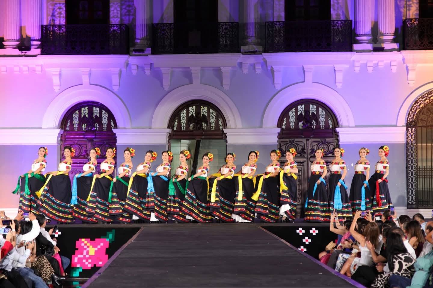 Las 17 representantes municipales que florecen en la presentación a medios de la feria tabasco 2026 la revista del sureste mx As 17 Representantes De La Feria Tabasco 2026 En Plaza De Armas, Luciendo Trajes Regionales Y Flores Tradicionales Durante La Presentación A Medios Frente Al Palacio De Gobierno.