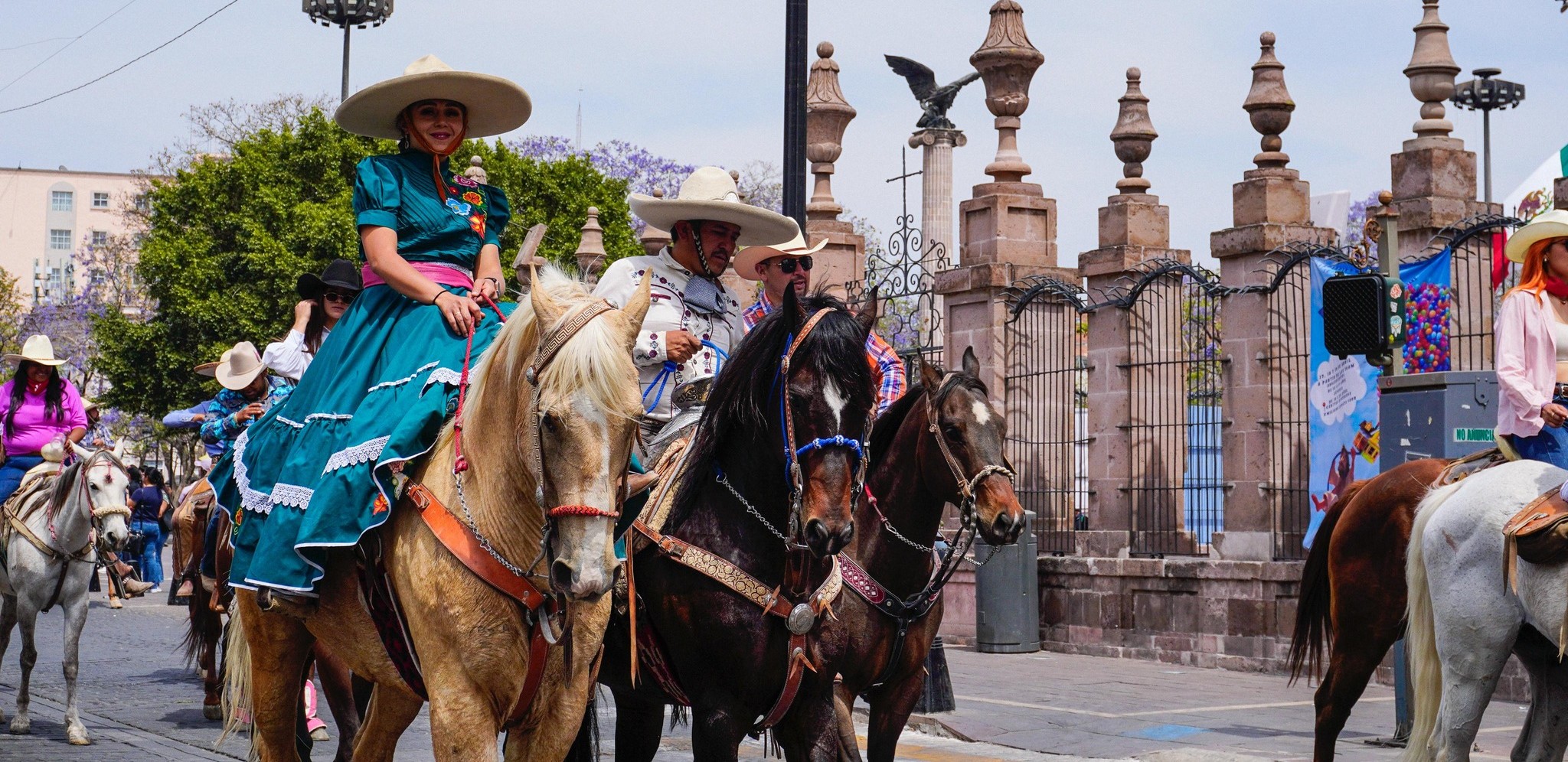 Magna cabalgata 2026: tradición y orgullo ecuestre en la feria de san marcos la revista del sureste mx Grupo De Jinetes Y Escaramuzas Participando En La Tradicional Magna Cabalgata De La Feria Nacional De San Marcos En Aguascalientes, Vistiendo Trajes Típicos Y Montando Caballos En Un Recorrido Urbano.