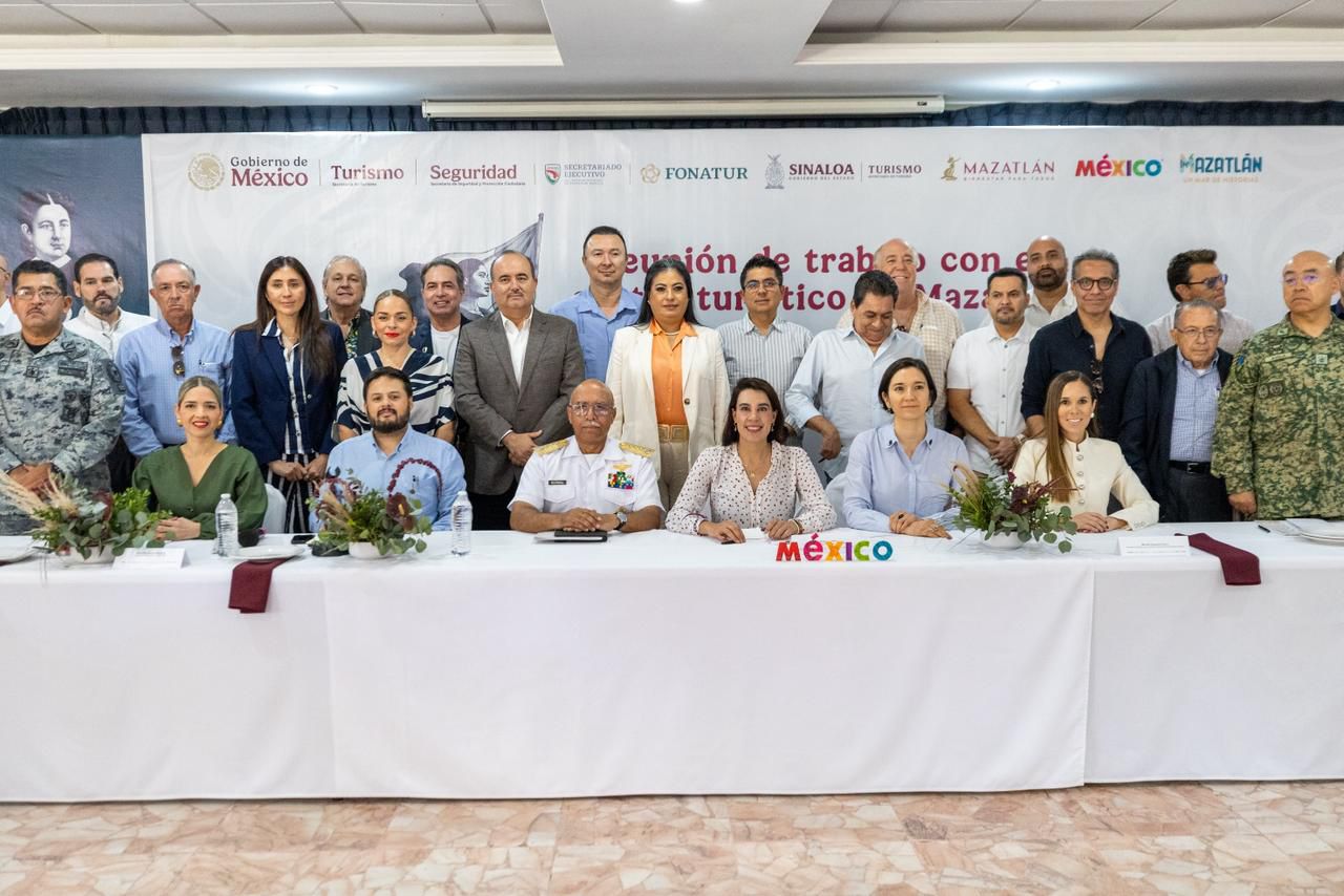 Fotografía Grupal De Autoridades Y Representantes Del Sector Turístico De México Posando Tras Una Mesa Con Mantel Blanco. Al Centro Se Encuentra La Secretaria De Turismo, Josefina Rodríguez Zamora, Flanqueada Por Mandos Militares De La Secretaría De Marina Y La Sedena, Además De Funcionarios Estatales Y Empresarios.