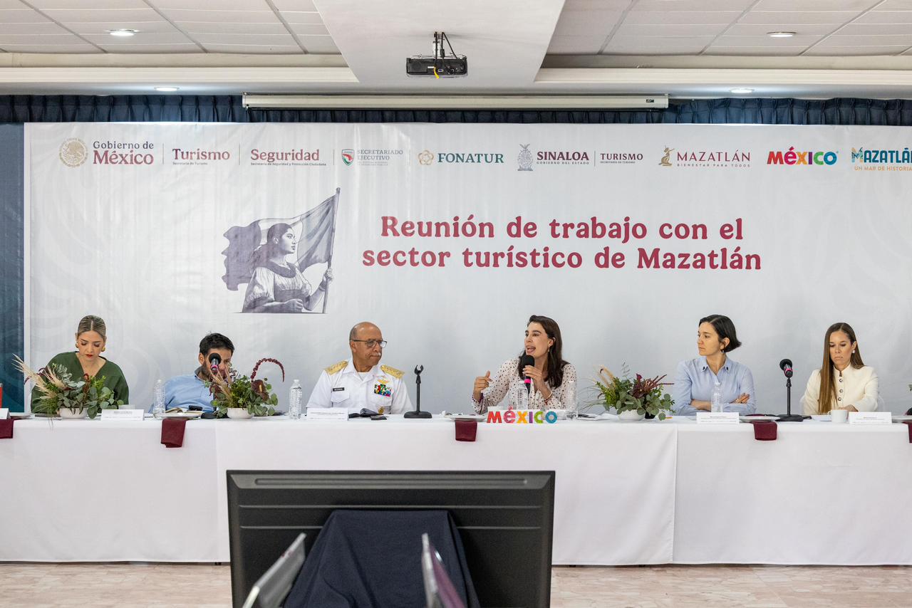 México se consolida como potencia global: sede del 4º congreso mundial de turismo deportivo de onu turismo la revista del sureste mx Fotografía De Un Presídium Durante Una Reunión Oficial Del Sector Turístico En México. Seis Figuras Clave, Incluyendo A La Secretaria De Turismo, Josefina Rodríguez Zamora, Y Un Alto Mando De La Secretaría De Marina, Están Sentados A Una Mesa Con Mantel Blanco Y Arreglos Florales.