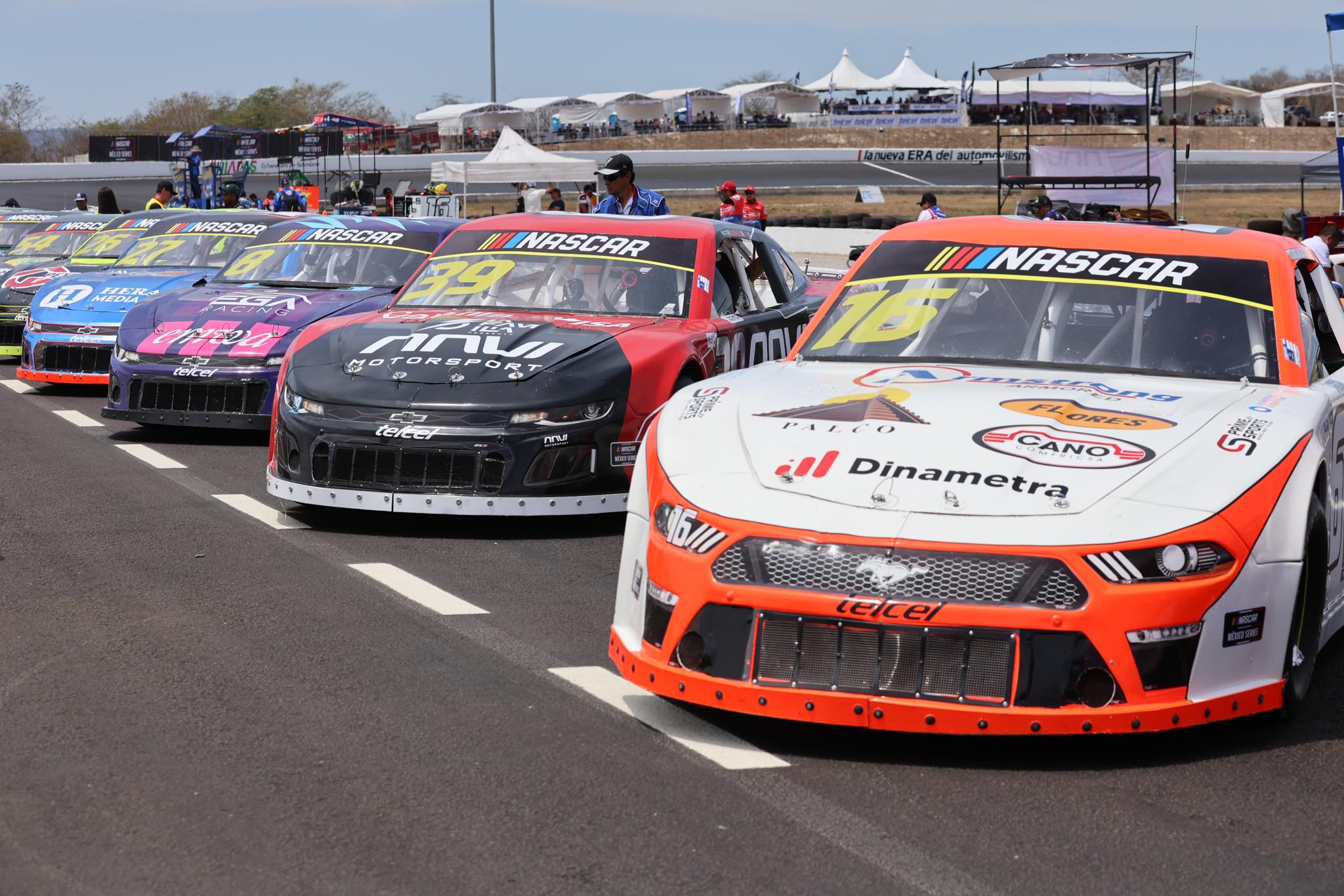 Parrilla de salida de la carrera NASCAR México Series en el Súper Óvalo Chiapas, Tuxtla Gutiérrez. Se observan automóviles de competencia.