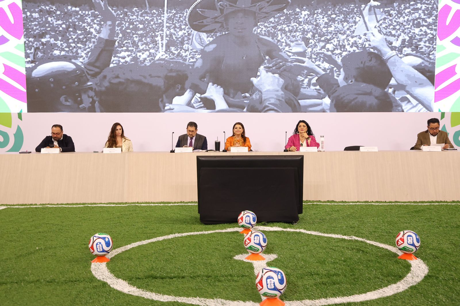 Cdmx busca récord guinness con clase de futbol masiva en el zócalo la revista del sureste mx Record Guinness Con Clase De Futbol Masiva En El Zocalo