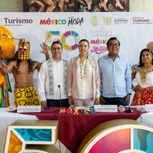 Fotografía De Prensa En Interiores Con Un Grupo De Siete Personas Posando Detrás De Una Mesa Blanca Frente A Un Fondo Lleno De Logotipos Oficiales Del Gobierno De México, Sectur Y El Estado De Guerrero.