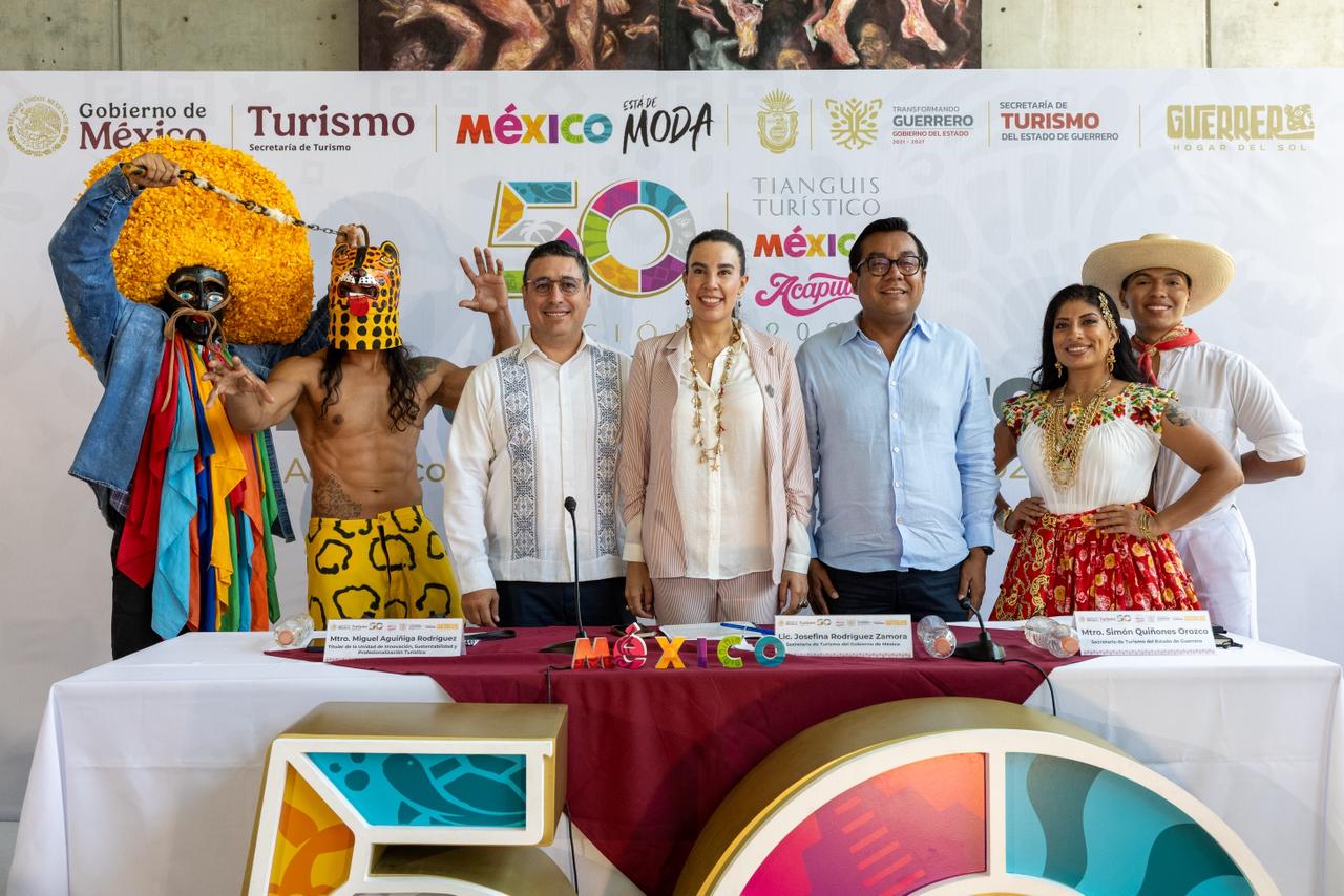 Fotografía De Prensa En Interiores Con Un Grupo De Siete Personas Posando Detrás De Una Mesa Blanca Frente A Un Fondo Lleno De Logotipos Oficiales Del Gobierno De México, Sectur Y El Estado De Guerrero.