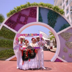 Fotografía De Cuatro Bailarines De Folclore Veracruzano Posando Frente A Una Estructura Circular Decorativa En El Tianguis Turístico 2026 En Acapulco.