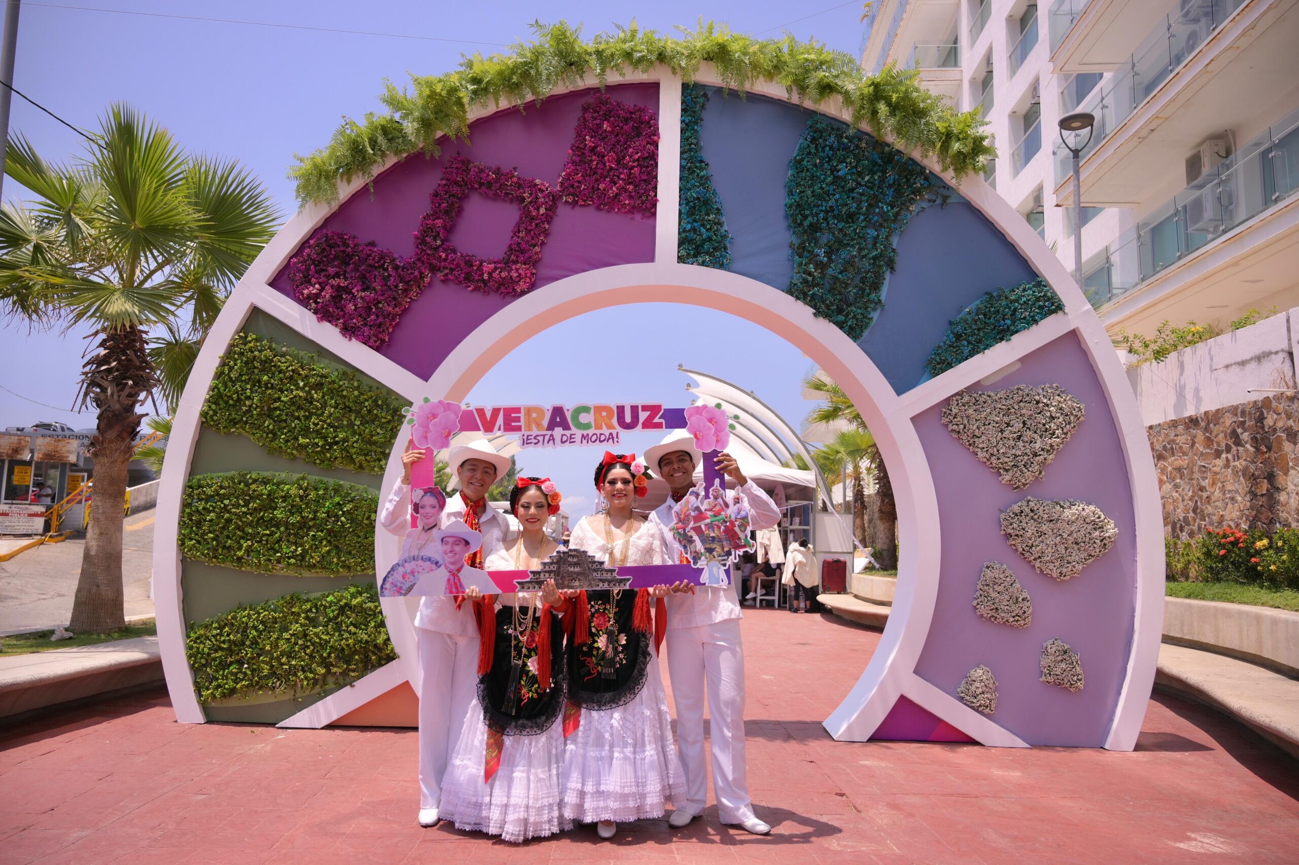 Fotografía De Cuatro Bailarines De Folclore Veracruzano Posando Frente A Una Estructura Circular Decorativa En El Tianguis Turístico 2026 En Acapulco.