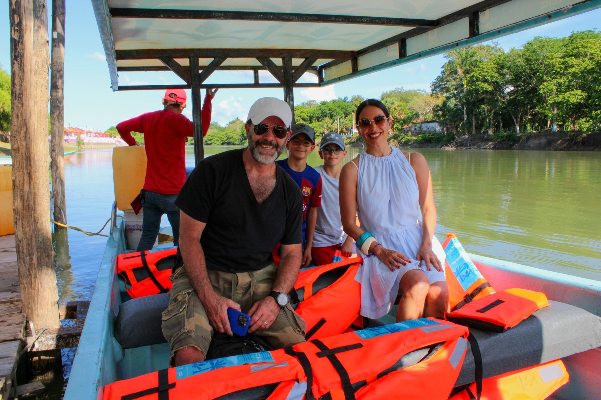 Biby gaytán y eduardo capetillo enamoran a campeche: visita sorpresa a ciudad del carmen y palizada la revista del sureste mx Un Plano Medio A Bordo De Una Lancha Techada En El Río Palizada, Campeche. En Primer Plano, Sentados Y Sonriendo A La Cámara, Están El Actor Eduardo Capetillo (Con Barba, Gorra Blanca Y Gafas De Sol) Y La Actriz Biby Gaytán (Con Vestido Azul Claro Y Gafas De Sol). Entre Ellos Se Asoman Dos Niños.
