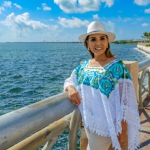 Cancún cumple 56 años: mara lezama proyecta una ciudad sustentable e incluyente la revista del sureste mx La Gobernadora Mara Lezama Posa En El Malecón Tajamar Con El Mar De Cancún De Fondo, Vistiendo Un Huipil Blanco Con Bordados Florales Azules Y Un Sombrero Artesanal, Celebrando El 56 Aniversario De La Ciudad Con Una Visión De Desarrollo Sustentable E Incluyente.