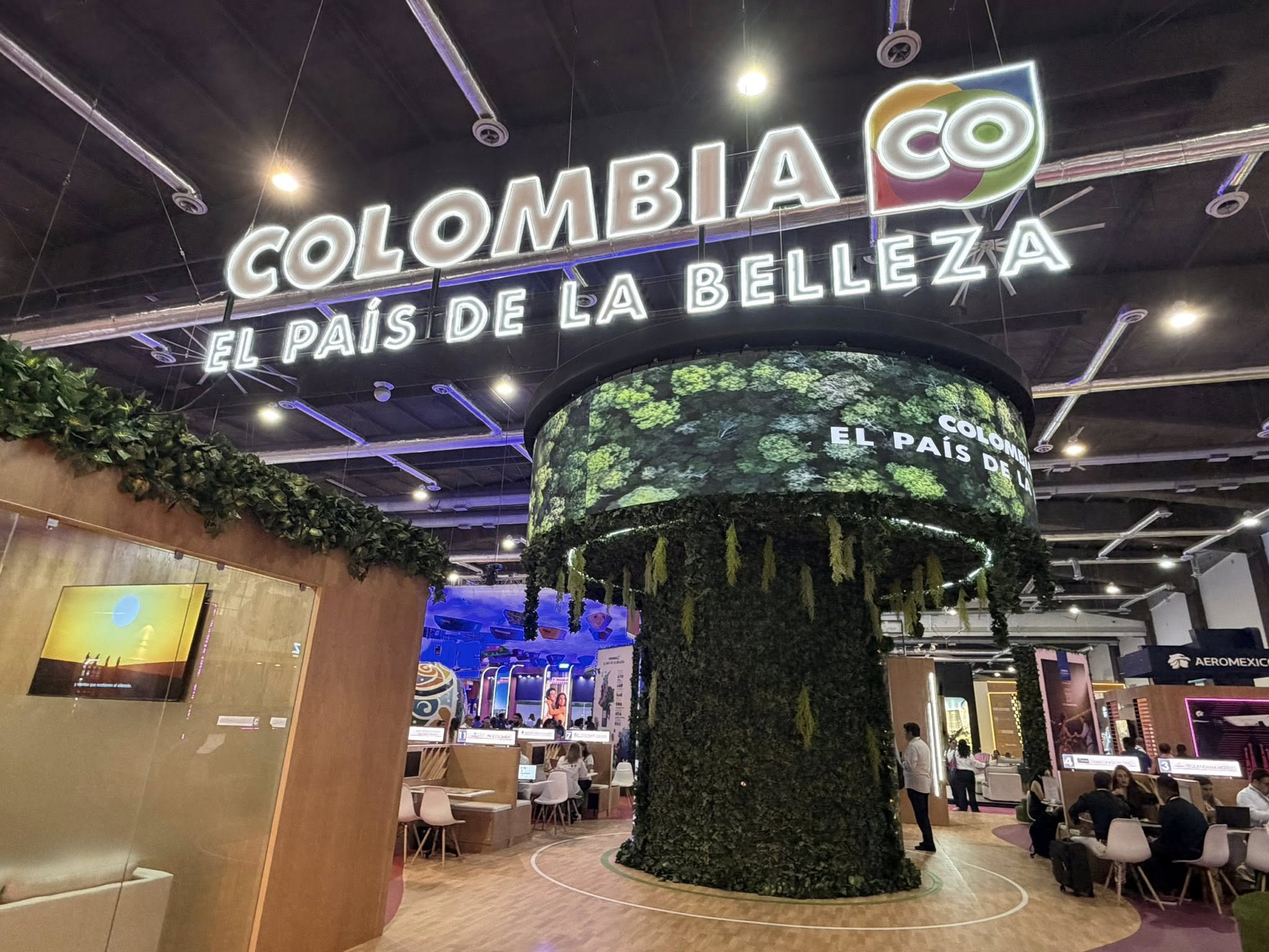 Una Toma De Ángulo Bajo Del Pabellón De Colombia En El Tianguis Turístico México 2026. En La Parte Superior Destaca Un Gran Letrero Luminoso Que Dice &Quot;Colombia Co&Quot; Y Debajo &Quot;El País De La Belleza&Quot;.