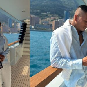 Un Díptico (Dos Fotos Juntas) Muestra Al Fotógrafo Juan Barcasnegras De Pie En La Cubierta De Un Lujoso Yate. Viste Una Camisa De Lino Azul Claro, Pantalones Blancos Y Lleva Un Suéter Blanco Sobre Los Hombros.