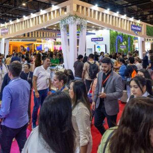 Conoce a los ganadores de los premios de turismo responsable en la wtm latin america 2026 la revista del sureste mx Una Toma Panorámica De Gran Angular Que Muestra El Bullicioso Piso De Exhibición De La Wtm Latin America. El Espacio Está Lleno De Asistentes Caminando Por Pasillos Alfombrados De Color Rojo Y Rosa.