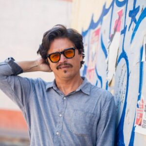 Cozumel se prepara para recibir “periplo”: tres décadas de trayectoria de rafael ontiveros la revista del sureste mx Retrato De Rafael Ontiveros, Artista Visual Y Pintor Mexicano De Trayectoria Internacional. Se Muestra Al Artista En Un Entorno Creativo, Reflejando Su Perfil Multidisciplinario Como Grafitero, Ceramista E Ilustrador.