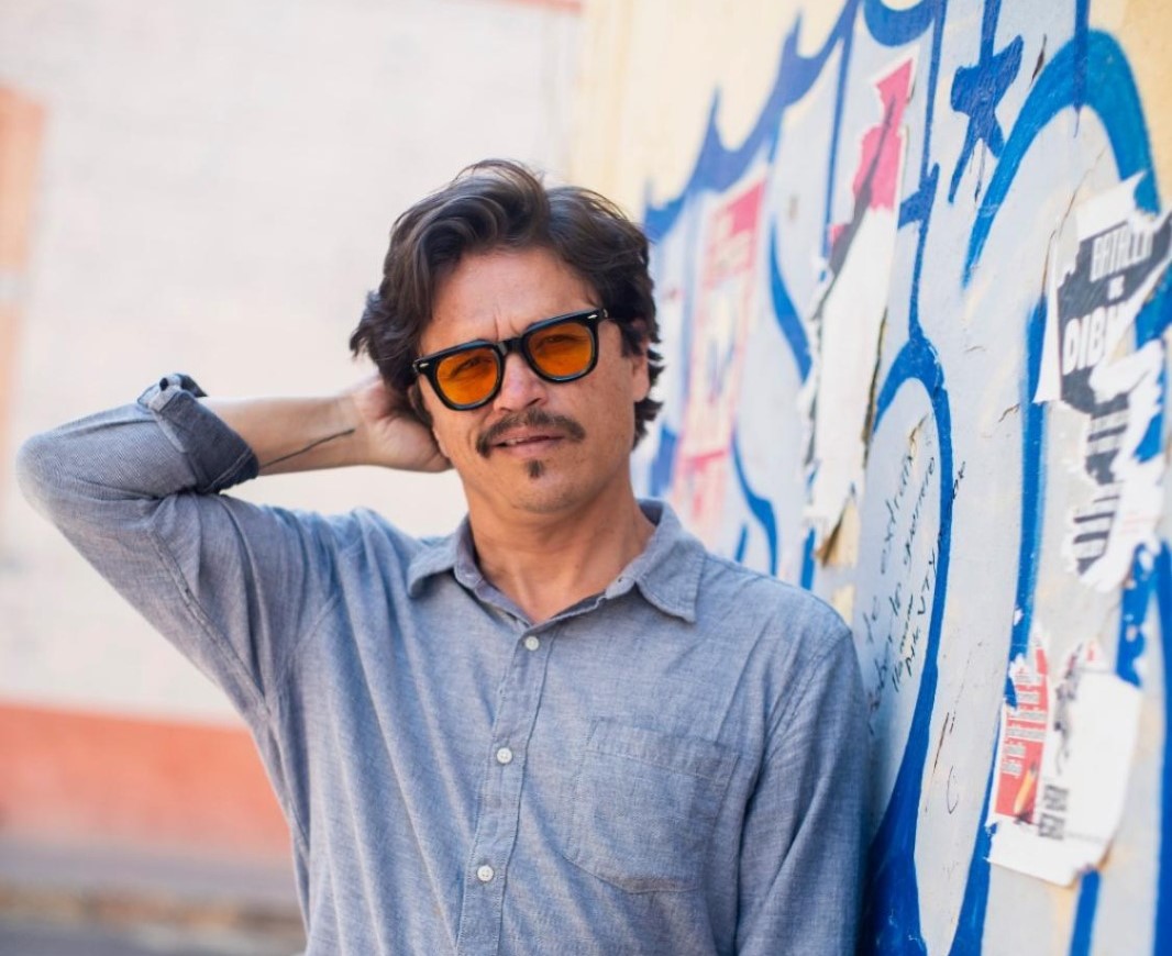 Retrato De Rafael Ontiveros, Artista Visual Y Pintor Mexicano De Trayectoria Internacional. Se Muestra Al Artista En Un Entorno Creativo, Reflejando Su Perfil Multidisciplinario Como Grafitero, Ceramista E Ilustrador.