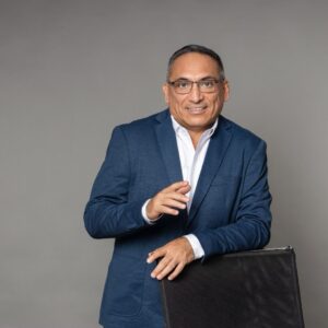 David asencio: el estratega del factor humano que transforma la seguridad y el liderazgo en el caribe mexicano la revista del sureste mx Retrato De Estudio De David Asencio Sobre Un Fondo Gris Neutro. Es Un Hombre De Mediana Edad Con Gafas De Montura Oscura, Cabello Corto Y Canoso En Los Costados. Viste Un Saco De Color Azul Formal Sobre Una Camisa Blanca De Cuello Abierto, Sin Corbata. Se