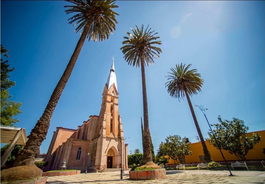 Fachada De Iglesia Histórica En Un Pueblo Mágico De México Rodeada De Palmeras Bajo Un Cielo Despejado, Representando El Programa De Digitalización Para 17 Mil Negocios Turísticos En 2026.