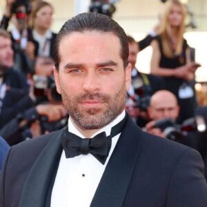 Un Primer Plano Medio De Alejandro Nones, El Actor De Origen Venezolano, En La Alfombra Roja De Un Evento De Gala De Alto Perfil.