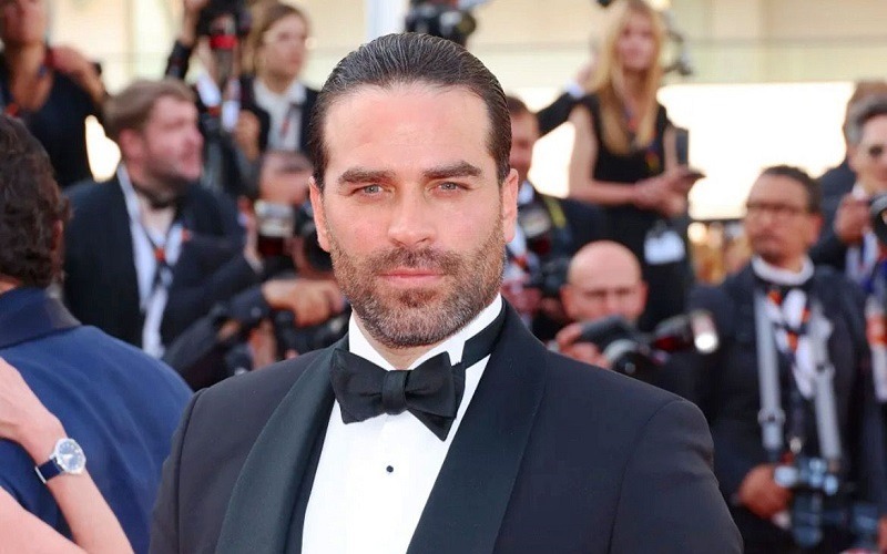 Un Primer Plano Medio De Alejandro Nones, El Actor De Origen Venezolano, En La Alfombra Roja De Un Evento De Gala De Alto Perfil.