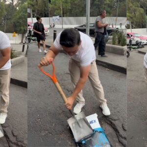 Composición De Tres Imágenes Que Muestran Al Creador De Contenido Chino Lei En Una Calle De La Ciudad De México. Se Le Observa Vaciando Asfalto De Un Saco Marca Cemex, Usando Una Pala Y Compactando El Material Para Reparar Un Bache En La Vía Pública.