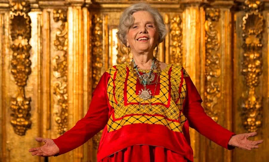 Fotografía A Color De La Escritora Elena Poniatowska Ocupando La Portada De La Revista Vogue México Y Latinoamérica. Ella Posa Con Elegancia De Tres Cuartos, Mirando A La Cámara Con Una Sonrisa Serena.