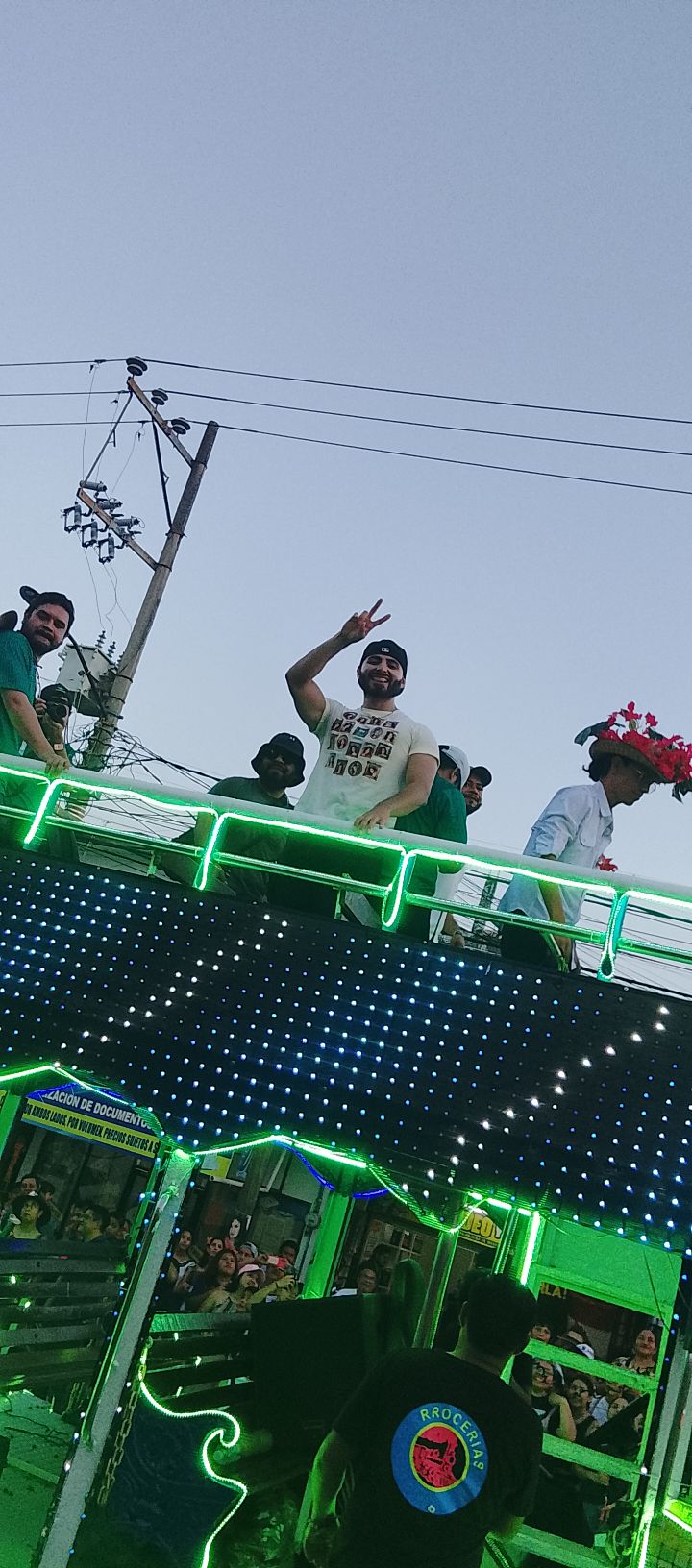 Eli zamora en el desfile de carros alegóricos de la feria tabasco 2026 la revista del sureste mx El Carro Alegórico, Que Avanza Por Una Calle Llena De Gente, Presenta En Su Nivel Superior A Eli Zamora.