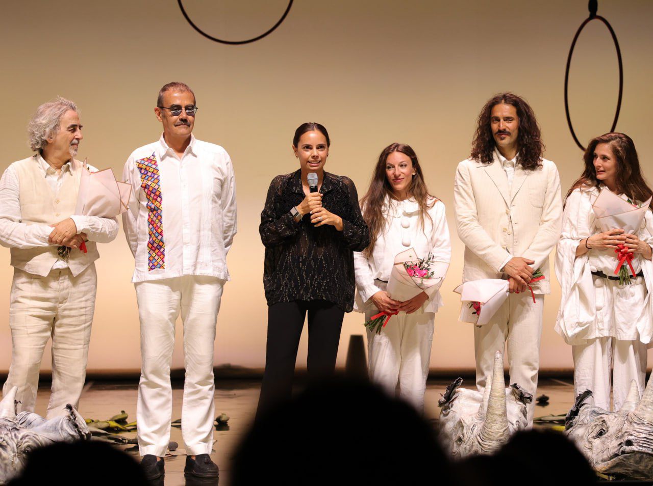 Estreno de "titizé" en cancún: el sueño veneciano llega a méxico la revista del sureste mx La Presidenta Municipal De Cancún, Ana Paty Peralta, Al Centro, Se Dirige Al Público Con Un Micrófono Durante El Estreno De La Obra “Titizé, A Venetian Dream” En El Teatro De La Ciudad.