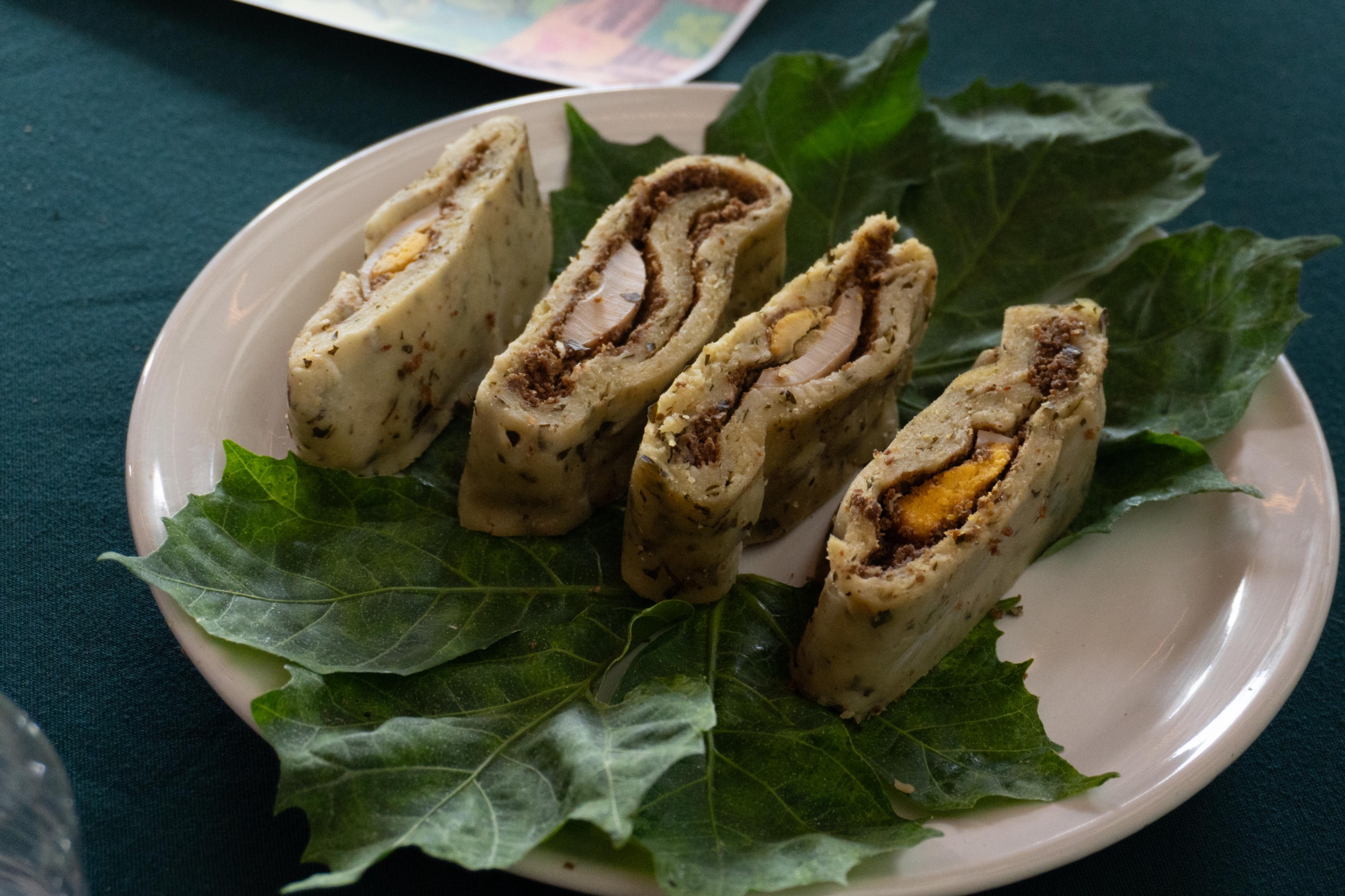 Fotografía De Prensa Capturada En El Centro De Convenciones Yucatán Siglo Xxi En Mérida. Cinco Panelistas, Incluyendo Al Secretario De Fomento Turístico Darío Flota Ocampo Y Al Alcalde De Tekax Hervé Manuel Vallejos Sansores, Están Sentados Detrás De Una Mesa De Conferencia Con Mantel Verde.
