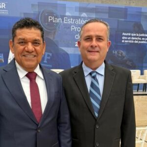 Una Fotografía De Medio Cuerpo Tomada En Un Auditorio. En Primer Plano, Sentados En Una Fila De Sillas Negras, De Izquierda A Derecha, Están El Gobernador Javier May Rodríguez, Un Hombre De Cabello Canoso Con Traje Oscuro Y Corbata Azul Estampada; Y El Magistrado Presidente Carlos Efraín Reséndez Bocanegra.