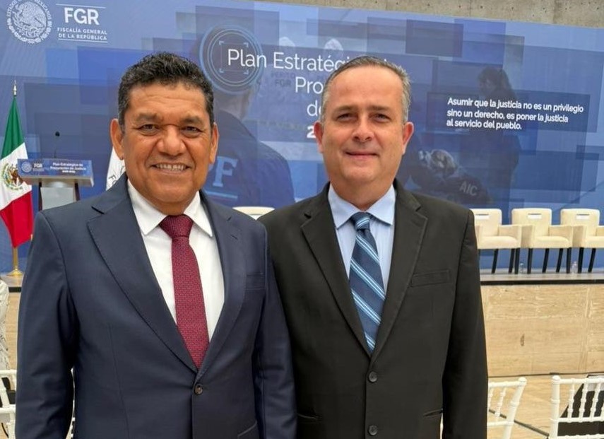 Una Fotografía De Medio Cuerpo Tomada En Un Auditorio. En Primer Plano, Sentados En Una Fila De Sillas Negras, De Izquierda A Derecha, Están El Gobernador Javier May Rodríguez, Un Hombre De Cabello Canoso Con Traje Oscuro Y Corbata Azul Estampada; Y El Magistrado Presidente Carlos Efraín Reséndez Bocanegra.