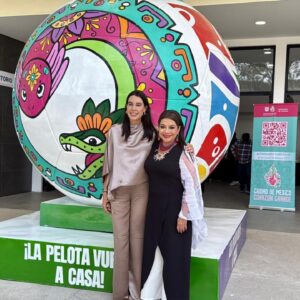 La cdmx apuesta por el origen: el turismo comunitario será el eje del tianguis turístico 2026 la revista del sureste mx La Secretaria De Turismo De México, Josefina Rodríguez Zamora, Y La Jefa De Gobierno De La Ciudad De México, Clara Brugada, Posan Juntas Frente A Una Gran Escultura Esférica Decorada Con Motivos Coloridos De Arte Popular Mexicano Y Alebrijes. La Escultura Descansa Sobre Una Base Verde Con La Frase &Amp;Quot;¡La Pelota Vuelve A Casa!&Amp;Quot;.